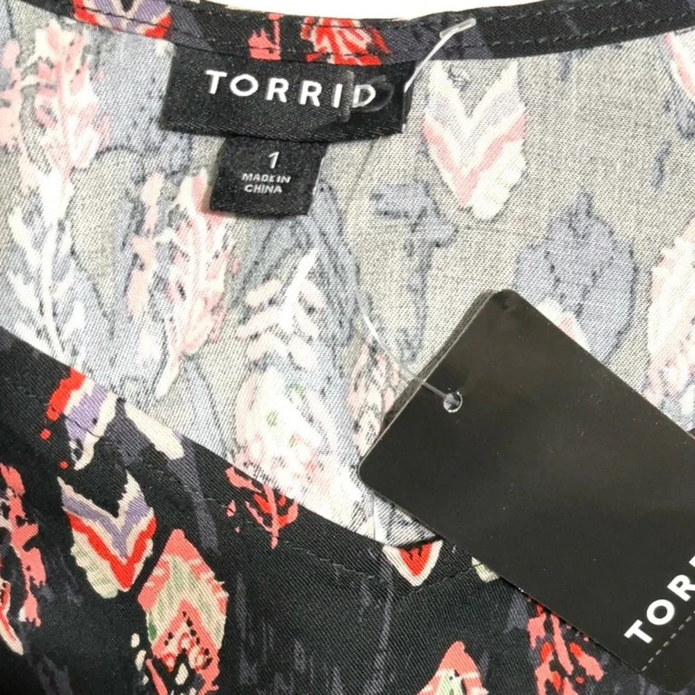 🆕🦋TORRID Feather Print Top🦋 - Picture 3 of 12